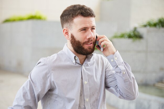 uomo d'affari parlando al telefono