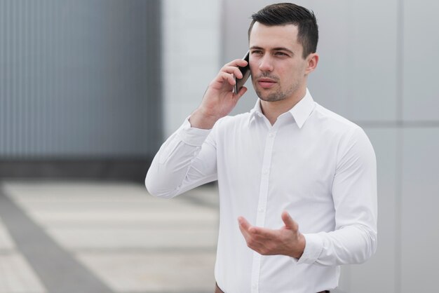 Uomo d'affari parlando al telefono