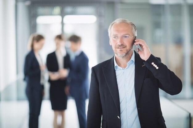 Uomo d'affari parlando telefono cellulare