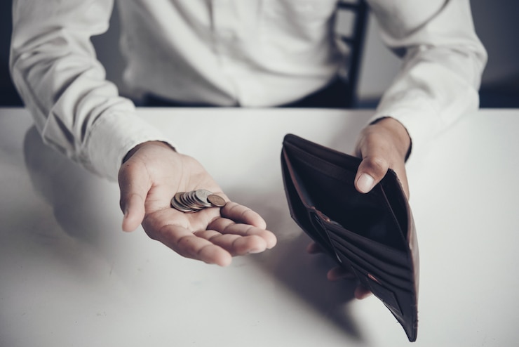 Foto gratuito uomo d&#39;affari risparmio di denaro