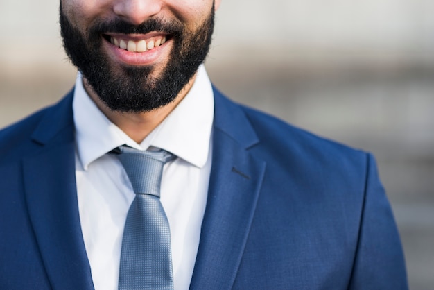 Uomo d'affari sorridente di primo piano