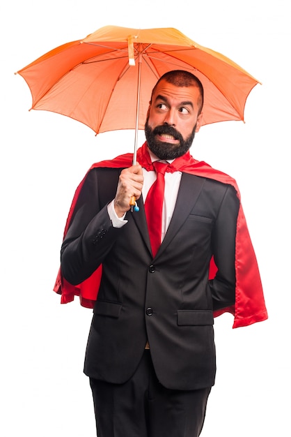 Uomo d&#39;affari super eroe in possesso di un ombrello