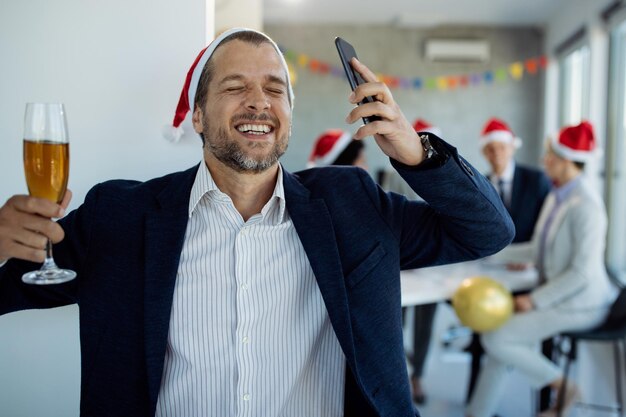 Uomo d'affari ubriaco che si diverte alla festa di Capodanno in ufficio