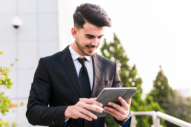 Uomo d&#39;affari usando il suo tablet