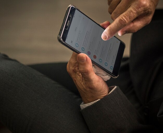 Uomo d&#39;affari usando il suo telefono cellulare