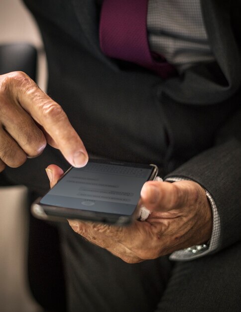 Uomo d&#39;affari usando il suo telefono cellulare