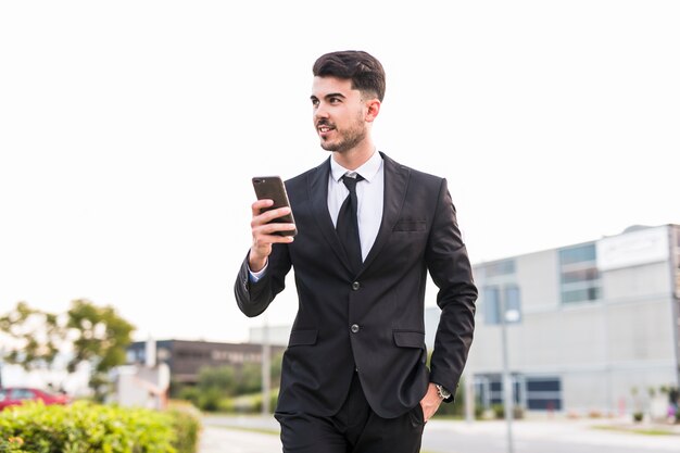 Uomo d&#39;affari usando il suo telefono