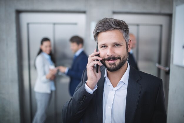 Uomo d'affari utilizzando il telefono cellulare