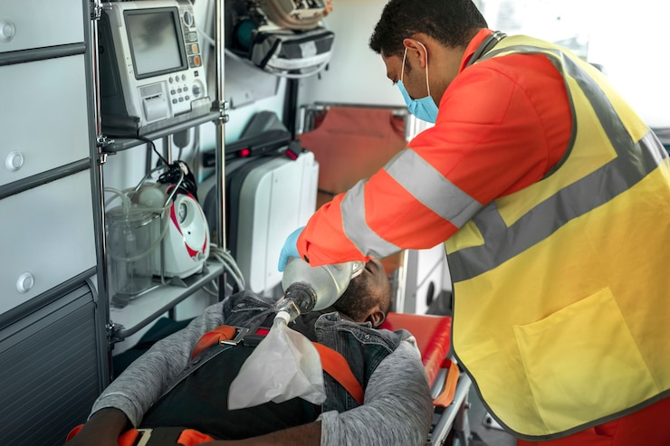 Foto gratuito uomo d'aiuto paramedico di vista laterale