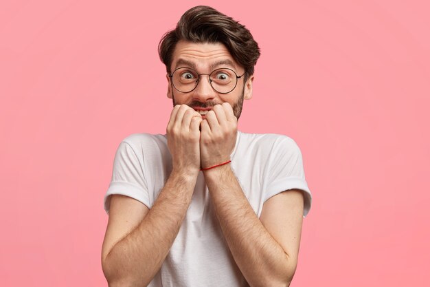 Uomo dai capelli scuri con occhiali rotondi