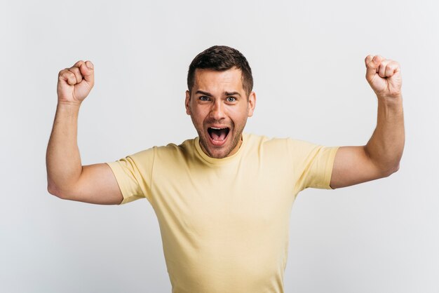 Uomo del colpo medio che celebra una vittoria