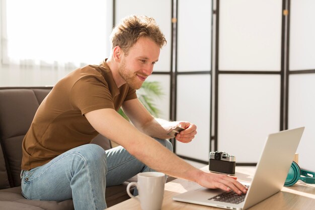 Uomo del colpo medio che compera online