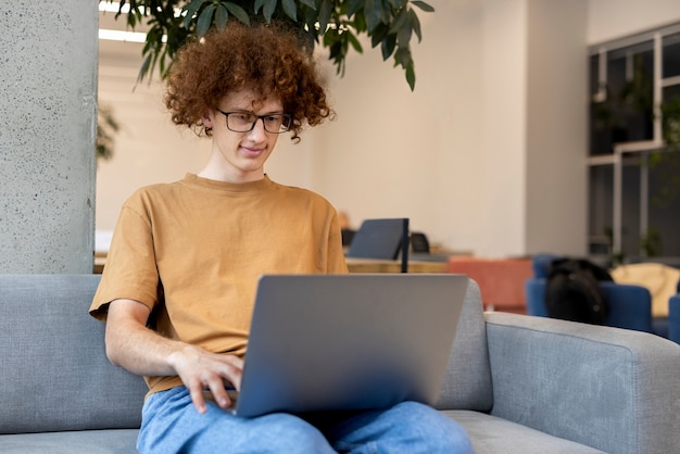 Uomo del colpo medio che legge rivista digitale