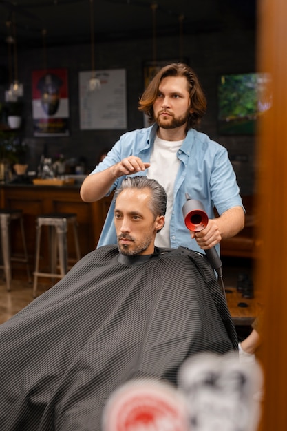 Uomo del colpo medio che ottiene un taglio di capelli