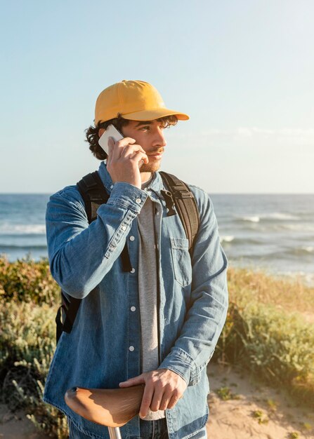 Uomo del colpo medio che parla sul telefono