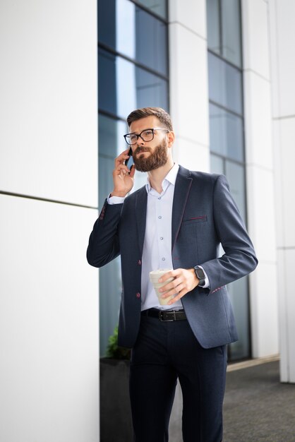 Uomo del colpo medio che parla sul telefono