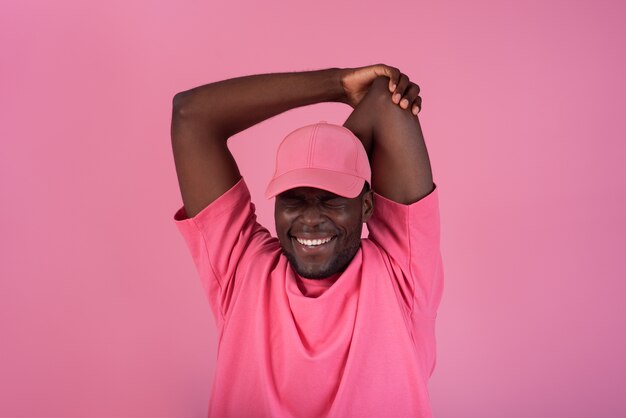 Uomo del colpo medio che posa con l'abito rosa
