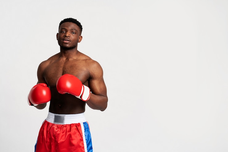 Foto gratuito uomo del colpo medio che pratica boxe