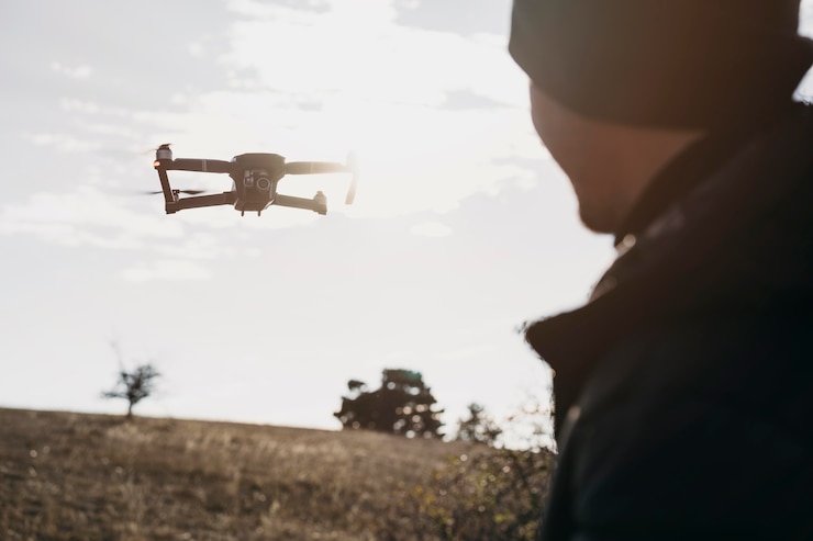 Foto gratuito uomo del primo piano che guarda drone