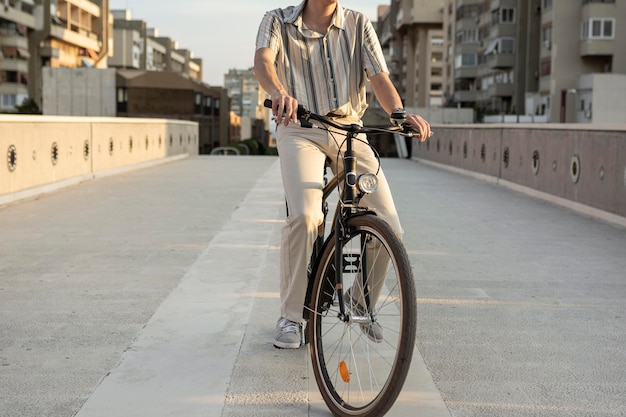 Uomo del primo piano che guida la bici in città