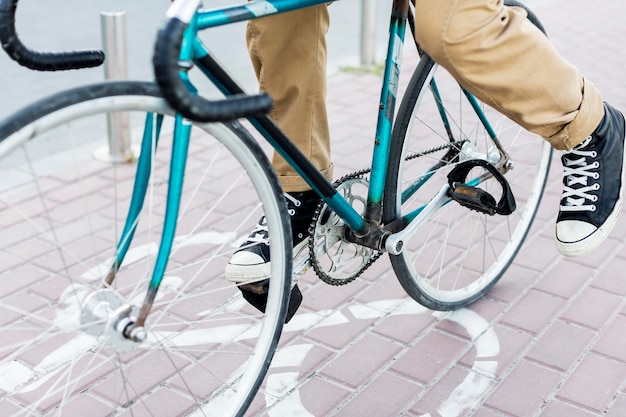 Uomo del primo piano che guida la sua bicicletta