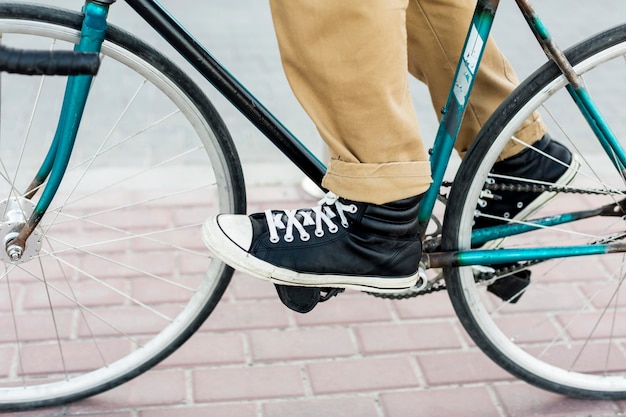 Uomo del primo piano che guida la sua bicicletta