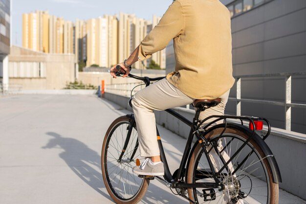 Uomo del primo piano che guida la sua bicicletta