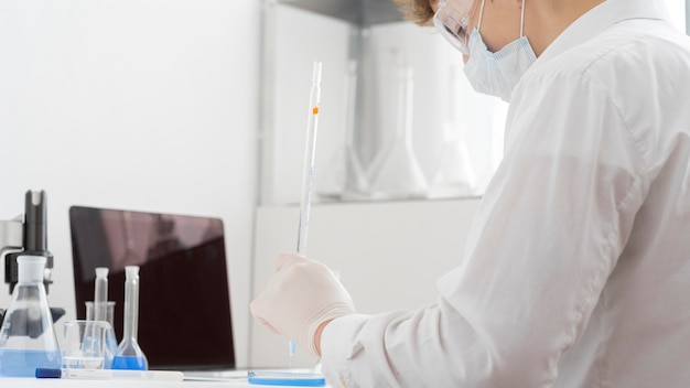 Uomo del primo piano che lavora in laboratorio