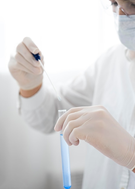 Uomo del primo piano che lavora in laboratorio