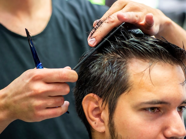 Uomo del primo piano che ottiene un taglio di capelli