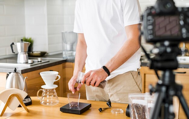 Uomo del primo piano che produce caffè