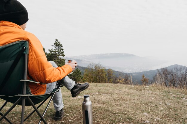 Uomo del primo piano che si siede sulla sedia