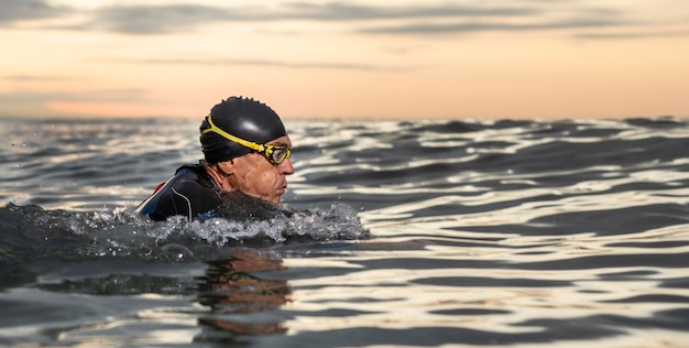 Uomo del primo piano con occhiali da nuoto