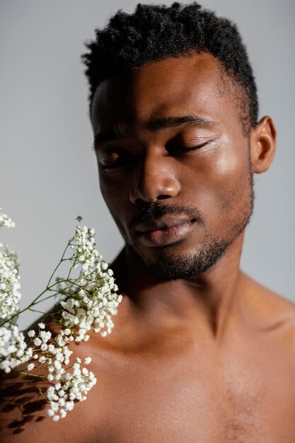 Uomo del primo piano e fiori bianchi