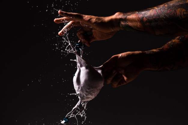 Uomo del primo piano schioccando un pallone