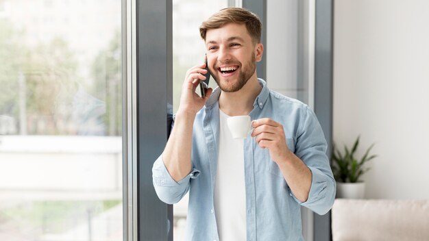 Uomo del ritratto che parla sul cellulare