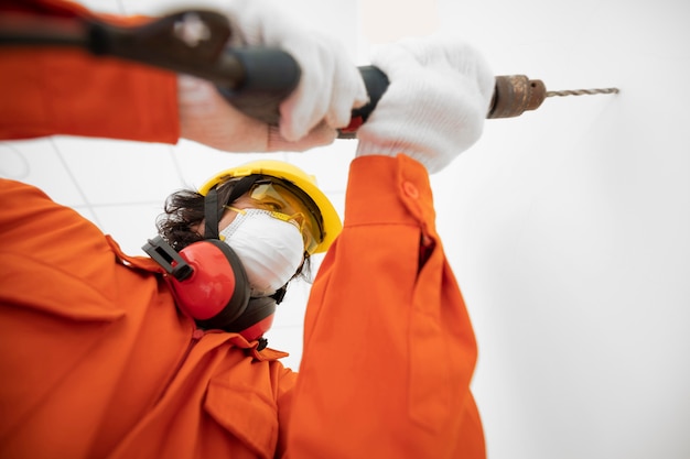 Uomo del ritratto con equipaggiamento di protezione di sicurezza