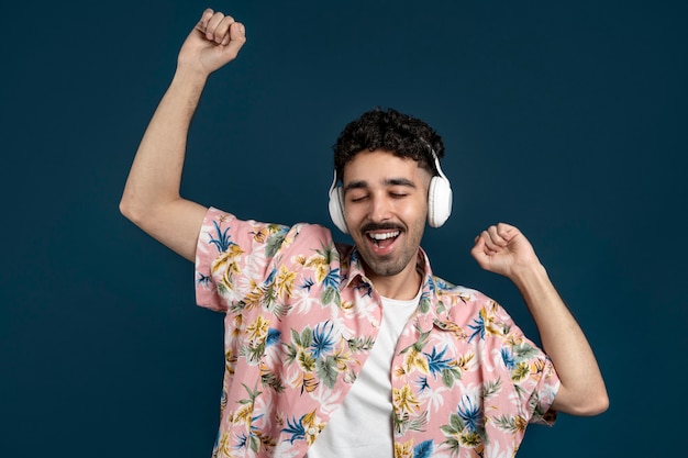 Uomo del tiro medio che ascolta la musica