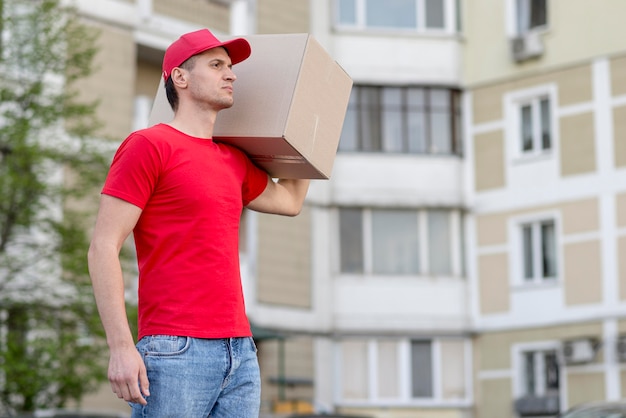 Uomo del tiro medio che consegna ordine