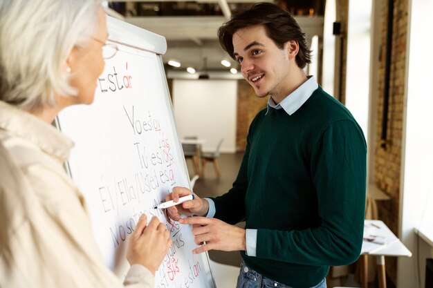 Uomo del tiro medio che corregge gli errori di grammatica