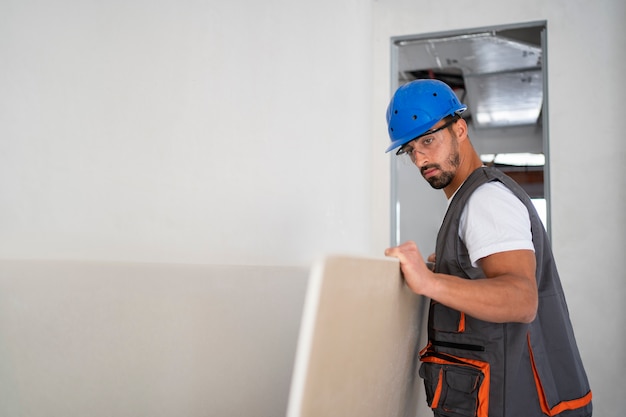 Uomo del tiro medio che indossa il casco di sicurezza