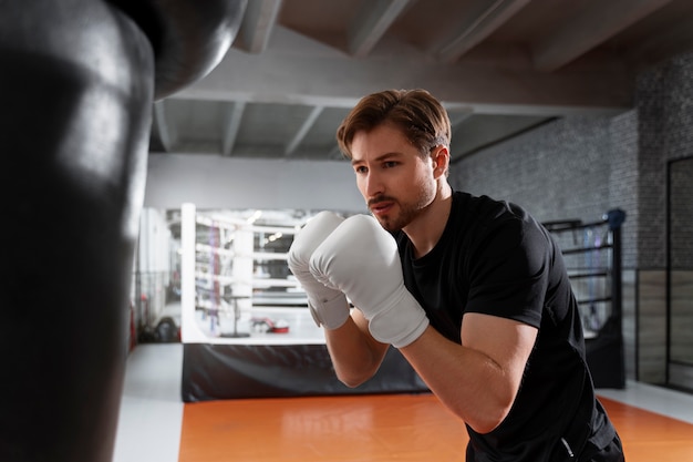 Uomo del tiro medio che insegna boxe