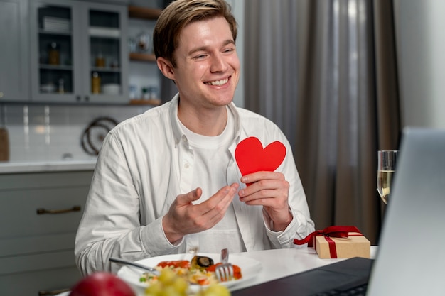 Uomo del tiro medio che parla con il partner