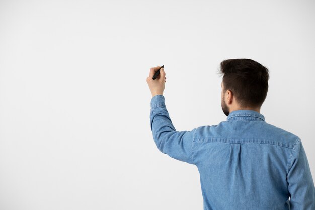 Uomo del tiro medio che scrive a bordo