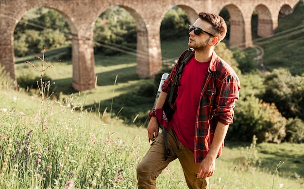 Uomo dell'angolo alto che esplora natura