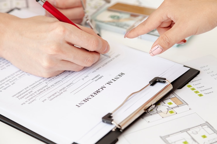 Foto gratuito uomo dell'angolo alto che firma un contratto della casa