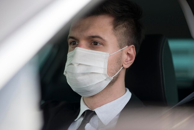 Uomo dell'angolo alto con la guida della maschera