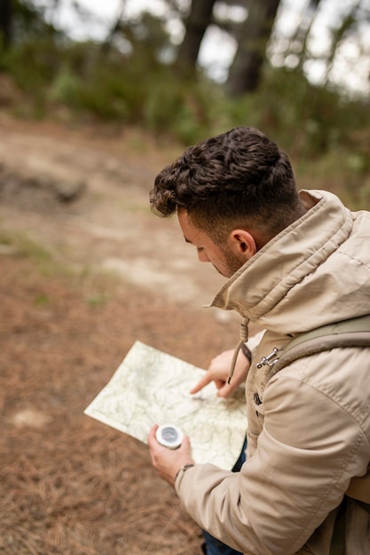 Uomo dell'angolo alto con la mappa e la bussola