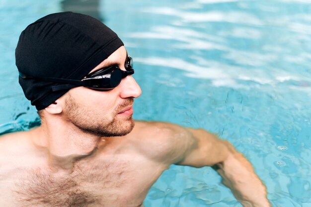 Uomo dell'angolo alto nel distogliere lo sguardo della piscina