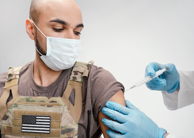 Uomo dell'esercito che si vaccina